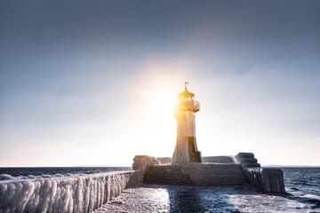 Wall Mural - Leuchtturm auf der Mole von Warnemünde im Winter