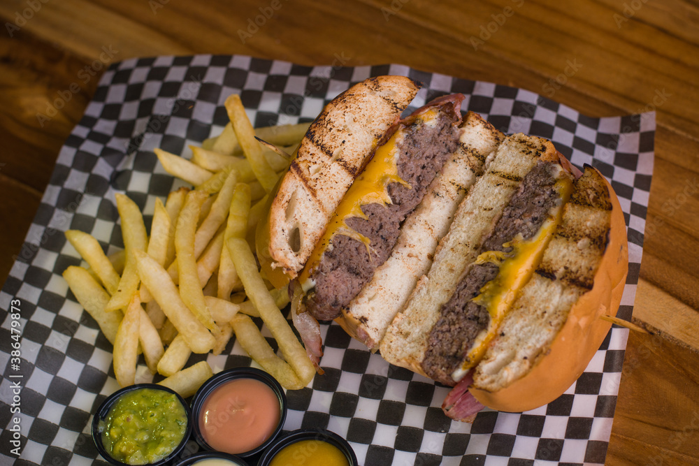 Hamburguesa de res con picanha, queso mozzarella y cheddar con tocineta
