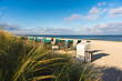 Strandkörbe im Sonnenschein auf Usedom mit blauem Himmel