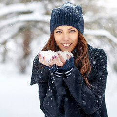 Wall Mural - Woman playing with snow in winter park