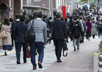 Wall Mural - Crowd of people walking street in Tokyo, JAPAN (都内の通勤風景)