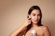 © Gener Vázquez - Joven Mujer mexicana aplicando crema humectante facial producto de belleza