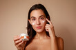 © Gener Vázquez - Joven Mujer mexicana probando crema humectante facial producto de belleza feliz sonriente