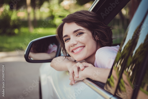 Fotografía Closeup headshot photo of charming lovely lady cheerful look out of window smili