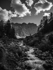 Etroite vallée des Alpes du sud à la fin du jour.