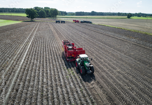 Fotografia Luftbild von der Kartoffelernte mit moderner Landtechnik, Ernteszene