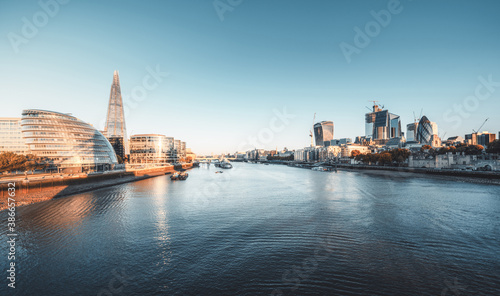 Zdjęcie XXL rano w Londynie, Tamiza z Tower Bridge w Wielkiej Brytanii