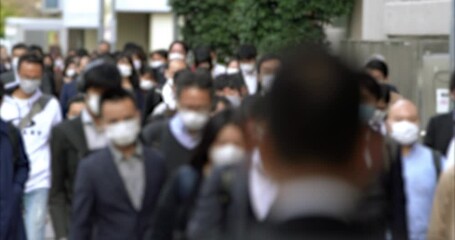 Wall Mural - Commuters with face masks walking to work in Tokyo, JAPAN (コロナ禍の東京の通勤風景) / 4K