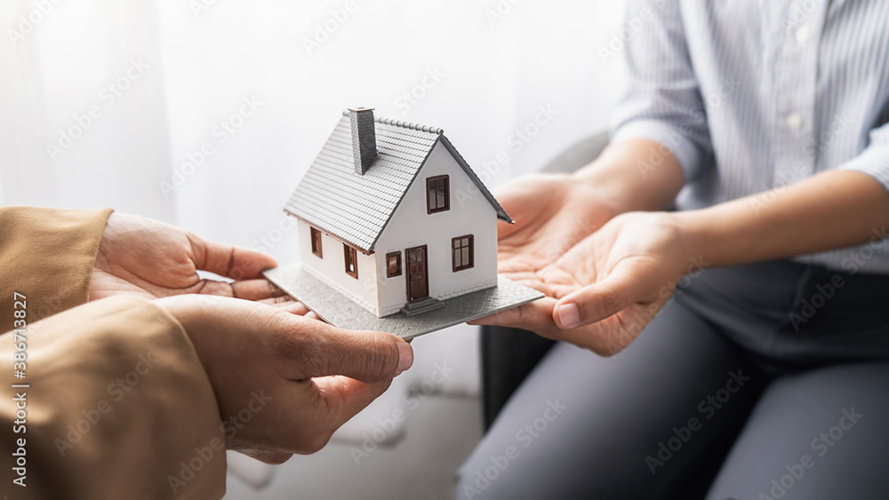 House model with agent and customer discussing for contract to buy, get insurance or loan real estate or property. - obrazy, fototapety, plakaty 
