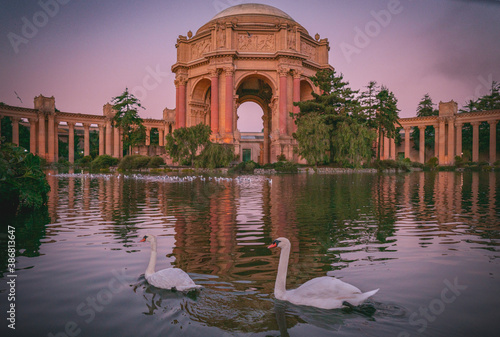 Fotomural The Palace of Fine Arts in the Marina District of San Francisco, California is a monumental structure originally constructed for the 1915 Panama-Pacific Exposition in order to exhibit works of art
