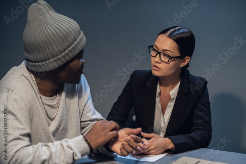 Fotografía In the interrogation room, a suspect in a drug distribution and possession case consults with a public defender