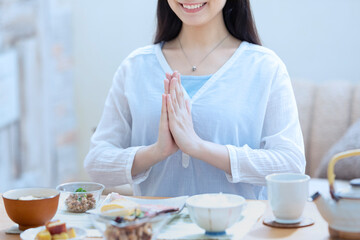 朝食を食べる女性