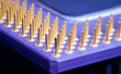 Nahaufnahme einer CPU aus den 2000er Jahren mit goldenen Kontakten