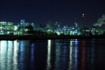 Canvas Print - 夜の運河と工業地帯のコンビナート