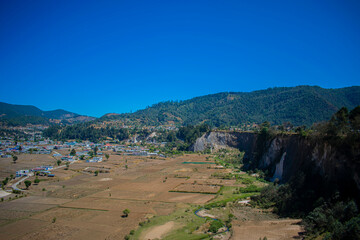 Poster - valle con rio y casas 