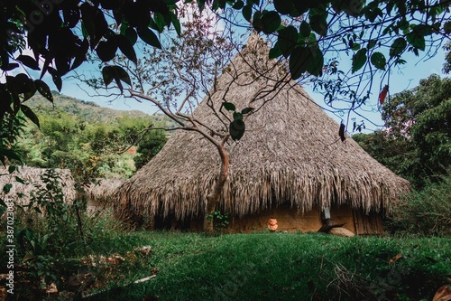 Fotografía hut in the middle of the mountain with blue sky
