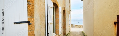 Fotomural Narrow street passage at Ile de Sein, France