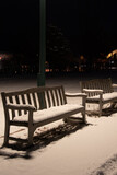 Fototapeta Miasto - 雪に覆われた冬の夜の公園のベンチ
