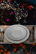 mesa para las fiestas de navidad y año nuevo con plato copa cubierto sobre madera y adornos navideños luces boketh 2020 año nuevo 
 2021 verano hemisferio sur