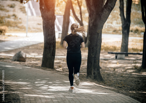 Cuadros en Lienzo Girl makes a run to the summer Park