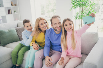 Poster - Photo of positive family people mom dad sit couch kid girl make selfie on smartphone in house indoors