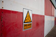 © Jorge - Señal de peligro en la puerta del hangar de un aeródromo