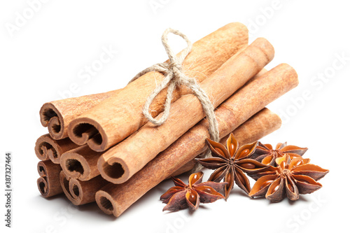 Fotografía Anise stars and cinnamon sticks on white