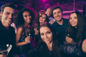 Wall Mural - Photo portrait of cute woman taking selfie with friends together at fancy party holding champagne cocktail glasses