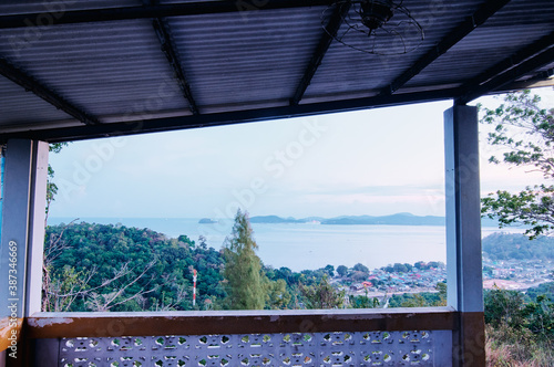 Fotomural Beautiful view from a hilltop capturing coastal town and it's calming bay