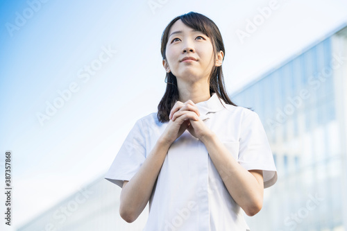 お祈りのポーズをする白衣の女性 Stock Photo Adobe Stock お祈りのポーズをする白衣の女性 Stock Photo Adobe Stock