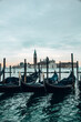 Gondeln an einem regnerischen Tag in Venedig in der Zeit von Corona