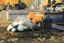 Cmentarz Jesienią - Przygotowania Do Wszystkich Świętych - Grób Dziecka