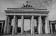 Das Brandenburger Tor in Berlin ist ein frühklassizistisches Triumphtor, das an der Westflanke des quadratischen Pariser Platzes im Berliner Ortsteil Mitte