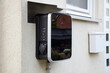 © Foto-Ruhrgebiet - Wallbox an einer Hauswand für das gleichzeitige Laden von zwei Elektroautos.