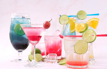 Wall Mural - cocktail with ice and lime