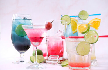 Canvas Print - cocktail with lime and ice