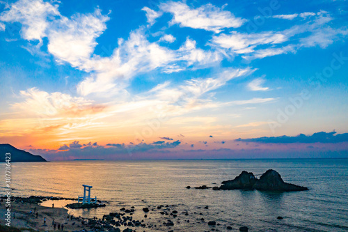 Fotografía 桜井二見ヶ浦の大しめ縄と島と海の空撮が美しく、面白い日暮れ時の風景