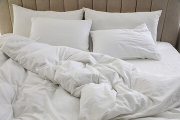 Poster - Many soft pillows and blanket on large comfortable bed