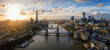 Die moderne Skyline von London, Großbritannien, bei Sonnenuntergang mit Tower Brücke, der City und den Wolkenkratzern entlang der Themse