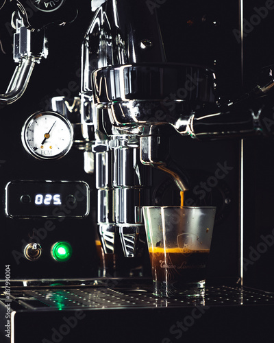 Fotomural caffe brewing process espresso machine lamborghini glass