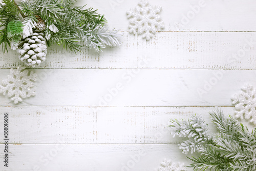 Fotomural Christmas tree branch with pine cone in snow and retro style clock on a white wooden background