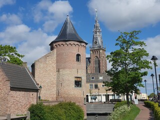 Burgtum und Kirchturm der Groote Kerk in Schagen, Nordholland, Niederlande tower of the castle and tower of teh groote kerk in schagen, holland, netherlands