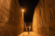 Un joven turista en los pasillos a la noche del templo de Kom Ombo con el traje tradicional, el templo dedicado a los dioses Sobek y Horus. Ciudad de Kom Ombo cerca de Aswer, Egypto