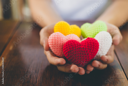 Fotografía Mixed colors yarn heart on giving hands