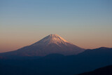 Fototapeta Na ścianę - 櫛形山からの夕日に染まる富士山