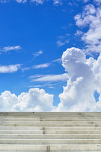 青空と入道雲と階段