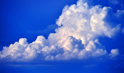 cumulonimbus en un cielo azul