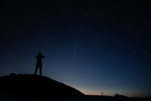 Jeune Homme Observe Regarde Comète Ciel Étoile Sur Une Coline Un Soir D’été Constellations Heure Bleue Normandie