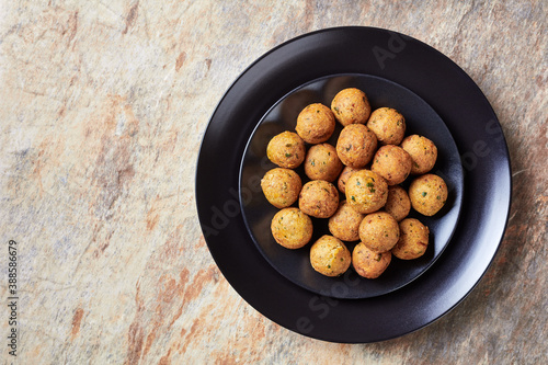 Cuadros en Lienzo Mediterranean deep-fried falafels on a black plate