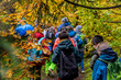 canvas print picture - Schulausflug / Wandertag: Schulklasse wandert im herbstlichen Wald